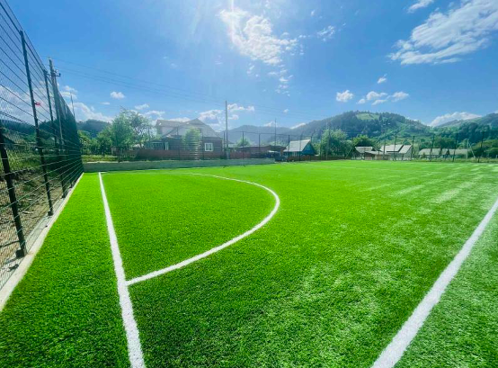 Beheizter Fußballplatz mit Kunstrasen: So wird er hergestellt – Setafi