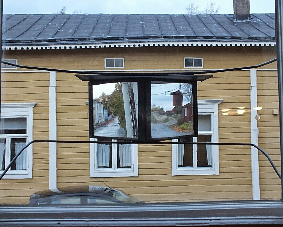 Waarom houden mensen in Zweden niet van gordijnen en hangen ze spiegels buiten het raam?