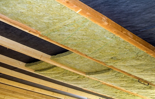 Aislamiento del piso a lo largo de los troncos con espuma de poliestireno en una casa de madera: cómo aislar - Setafi