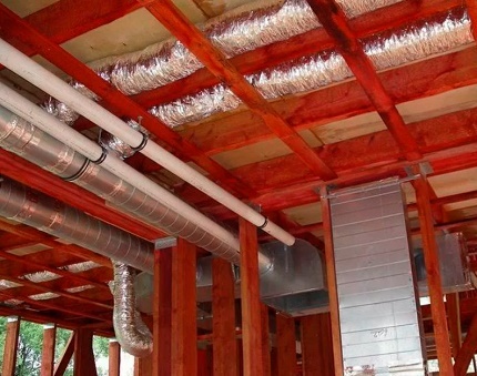 Laying of plastic air ducts