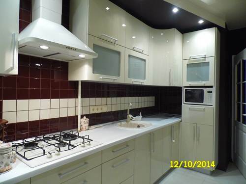 Design of a corner beige kitchen 11.8 sq.m. with dark apron