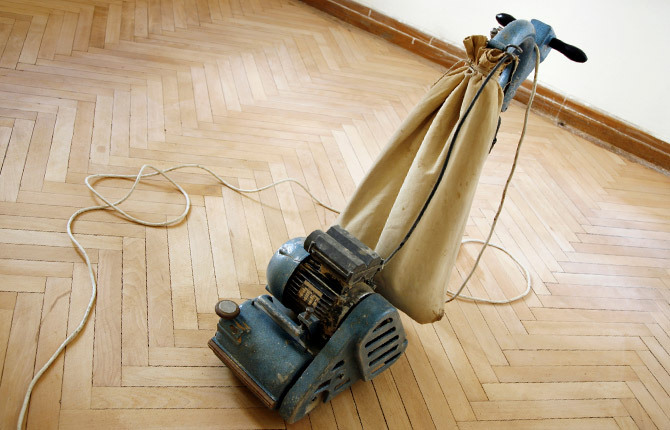 Before applying varnish, you need to treat the floor 