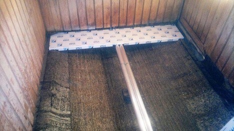 Podlaha v rámové vaně na chůdách