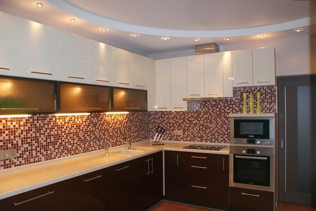 Advantages and disadvantages of a two-level ceiling in the kitchen