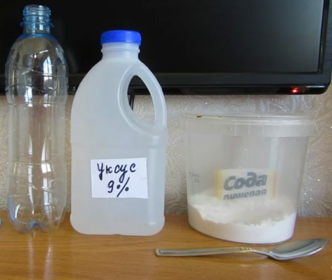 Soda and vinegar for cleaning