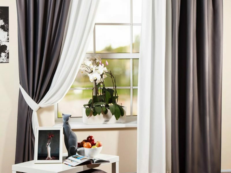Combined curtains: features of the choice of fabric colors