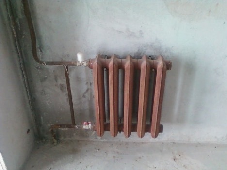 Fixação de radiadores de ferro fundido na parede
