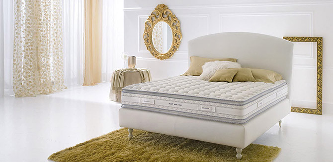 bílá postel