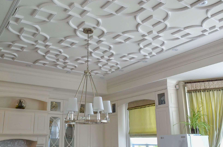 Pěnový polystyren na stropě