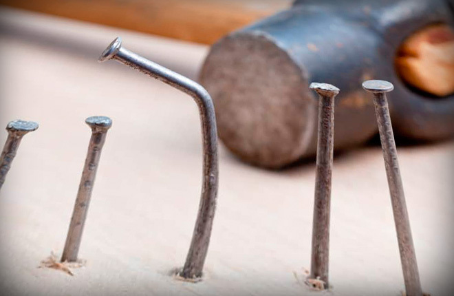 Un bon marteau: une cote du meilleur pour les travaux de maison et de réparation, plomberie, redressage, menuiserie, couverture, pour un maçon