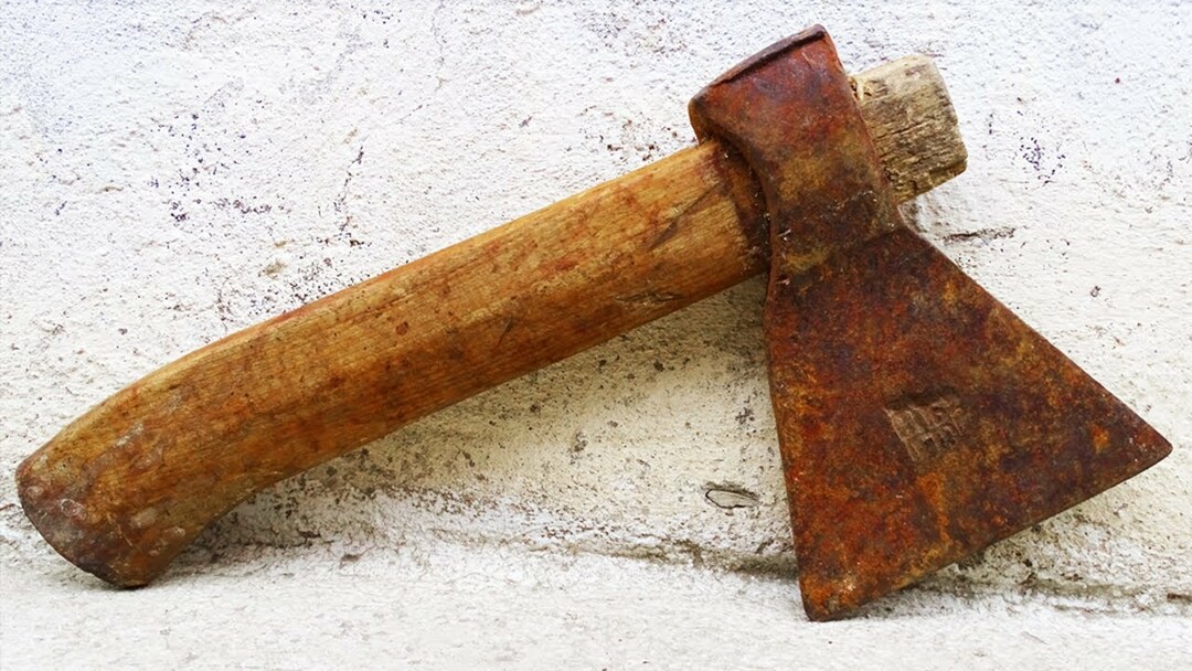 How to clean an ax from rust: different effective ways