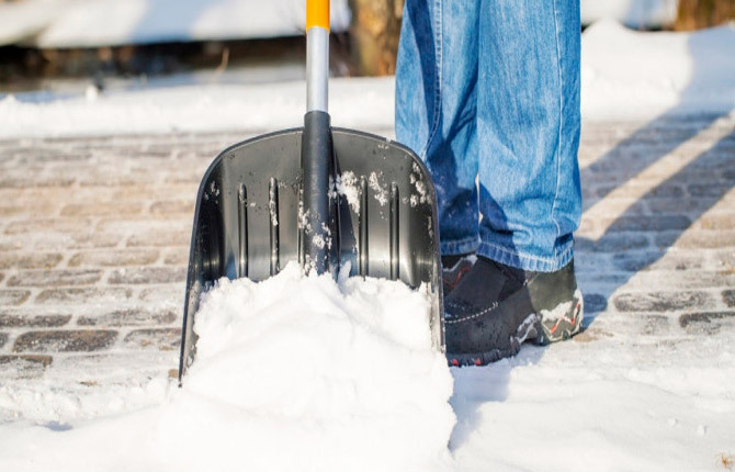 Łopata do śniegu: przegląd najlepszych modeli, ocena, jak wybrać, narzędzia wykonane z tworzywa sztucznego, aluminium, drewna