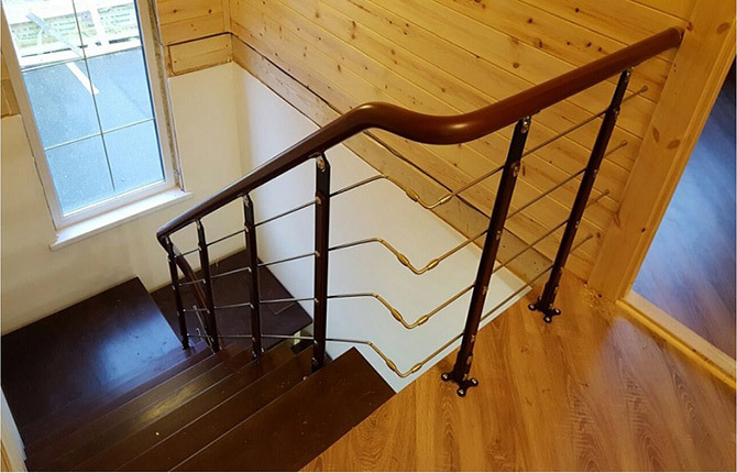 Zábradlí pro schody v soukromém domě: typy, vlastnosti výpočtů a výroby, instalace, fotografie