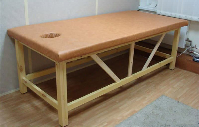Dřevěný masážní stůl