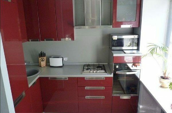 kitchen 8 sq. in red tones