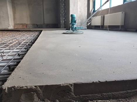 Semi-dry screed on a warm water floor