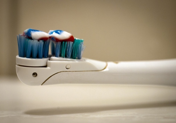 Irrigaator või ultraheli hambahari: mis on parem hammaste harjamiseks, kirjeldus, omadused - Setafi