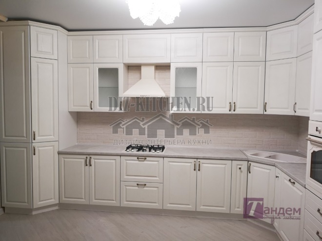 White corner neoclassical kitchen with matte fronts