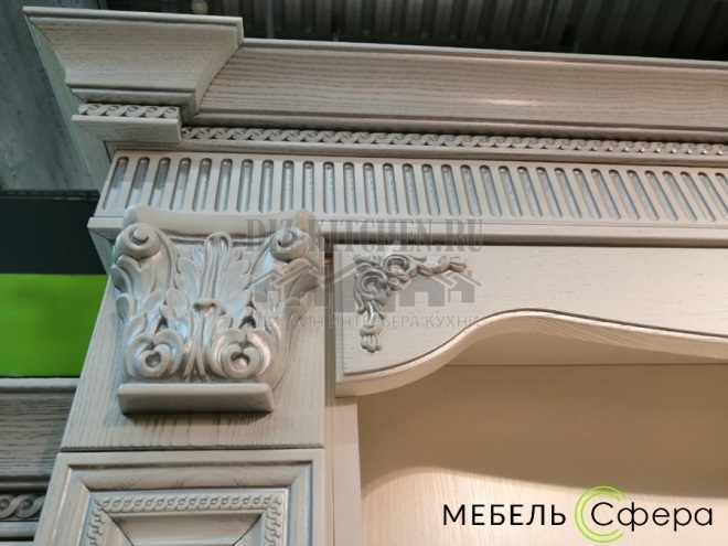 Large carved cornice along the entire length