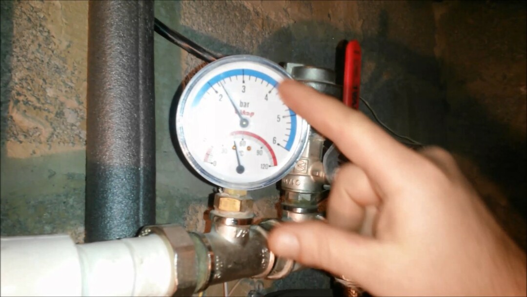 Water flows from a gas boiler: what to do if a heating boiler leaks