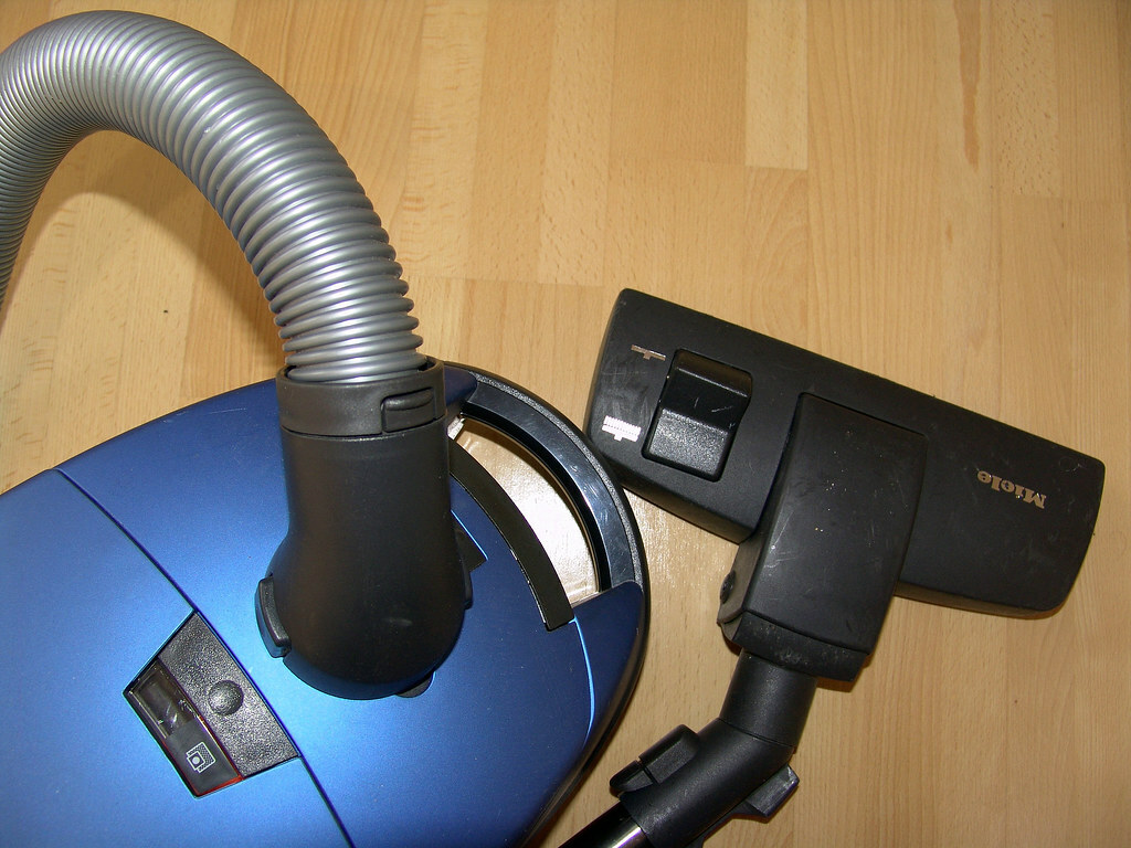 What kind of vacuum does a vacuum cleaner create and what should be the value: description - Setafi