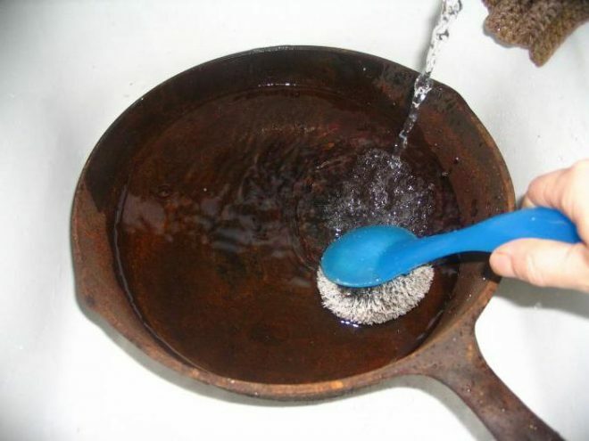 How to clean a cast iron pan from carbon deposits and rust?