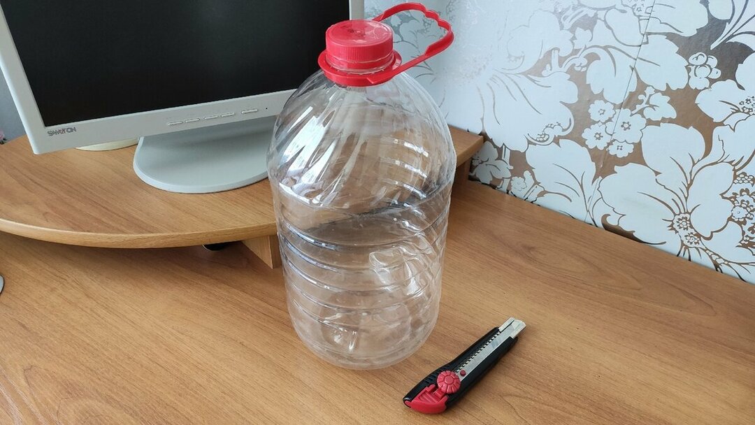 Hűtőszekrényben tárolható ötliteres palackkal