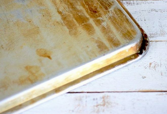 How to clean a baking sheet from carbon deposits: folk remedies, methods