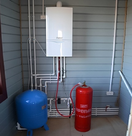 Connection to a gas cylinder of a wall-mounted boiler