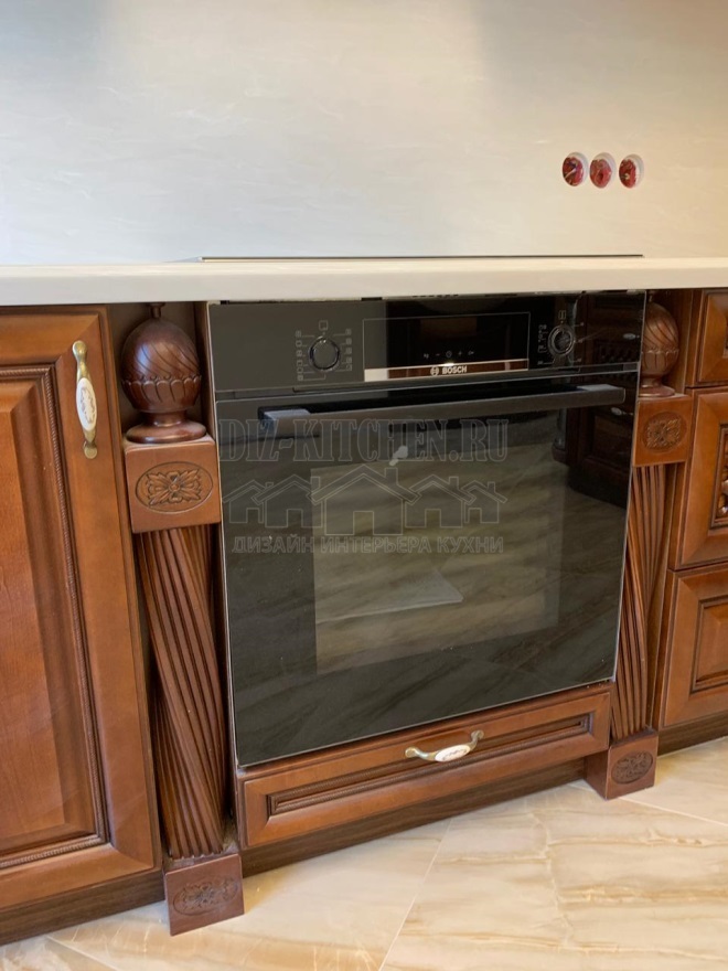 Curved pilasters around the oven
