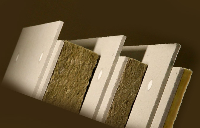 Cloison multicouche en isoplat, isolant et plaques de plâtre