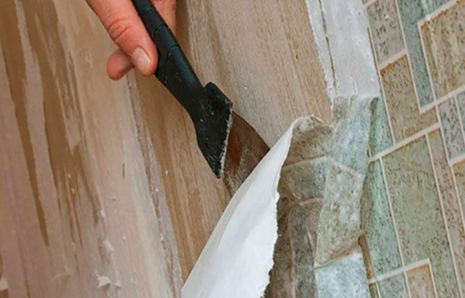 Odstraňování starých tapet ze stěn špachtlí