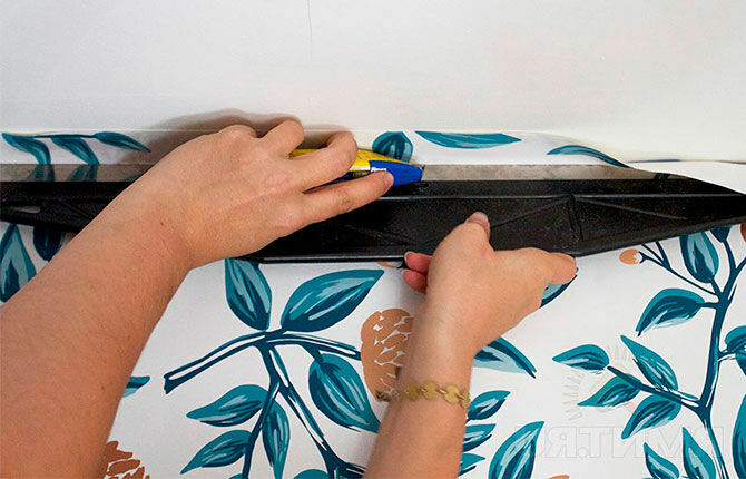 Cutting wallpaper with a spatula