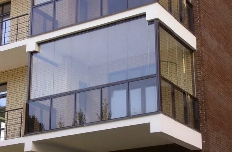 balkon z barevného skla