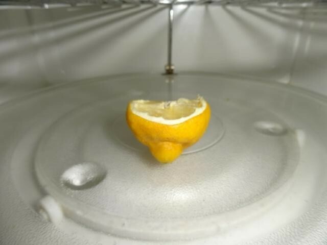 Removing unpleasant odors from the microwave with lemon