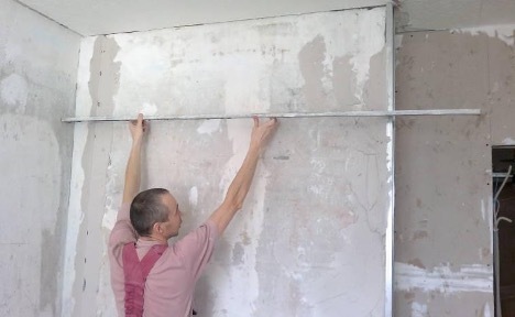 Jak vyrovnat stěny v bytě na tapety: nivelační technologie – Setafi