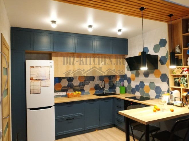 Kitchen with blue and wood facades