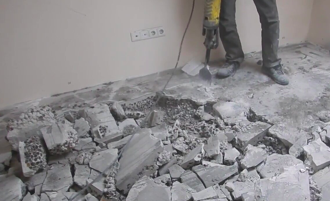 Démontage d'une chape ciment-sable dans un appartement: comment enlever une couche - Setafi